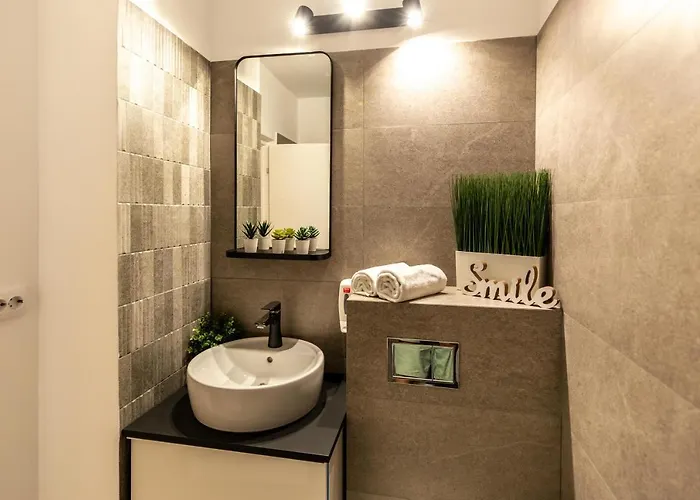 Charming With Parking - The Perfect Getaway Apartament